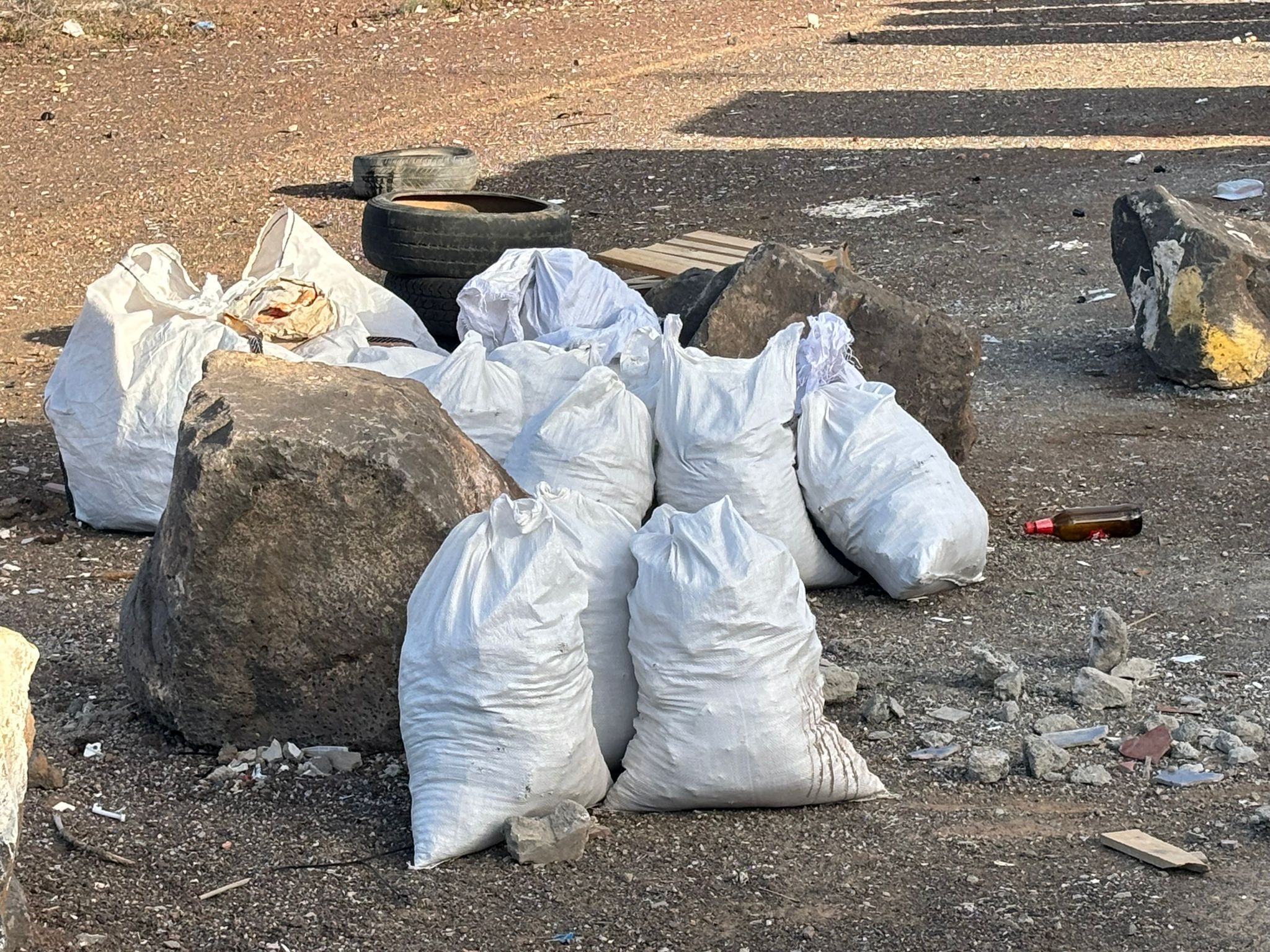 Imagen con las sacas de escombros arrojadas junto a contenedores de basura en un barrio de la capital de Lanzarote 