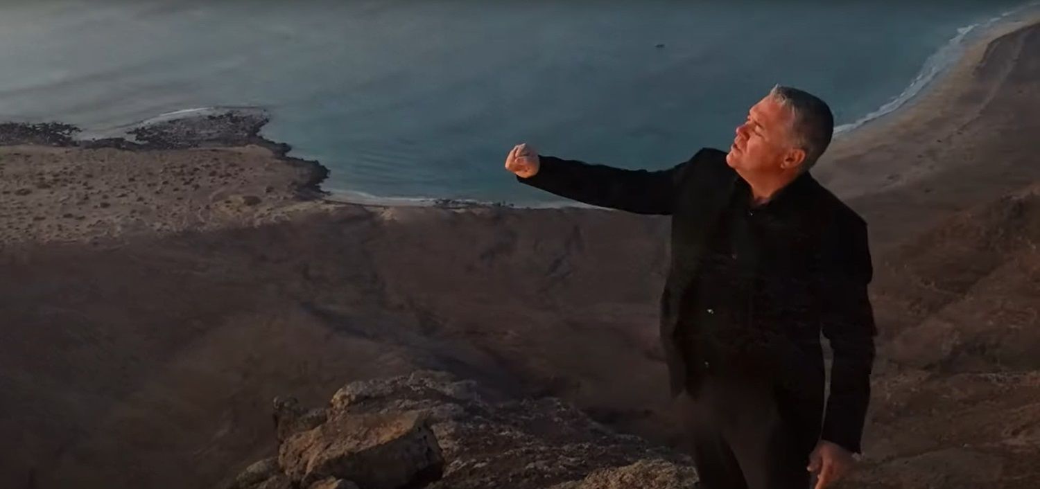El cantautor murciano, Alejandro Córdoba, en el videoclip rodado en Lanzarote