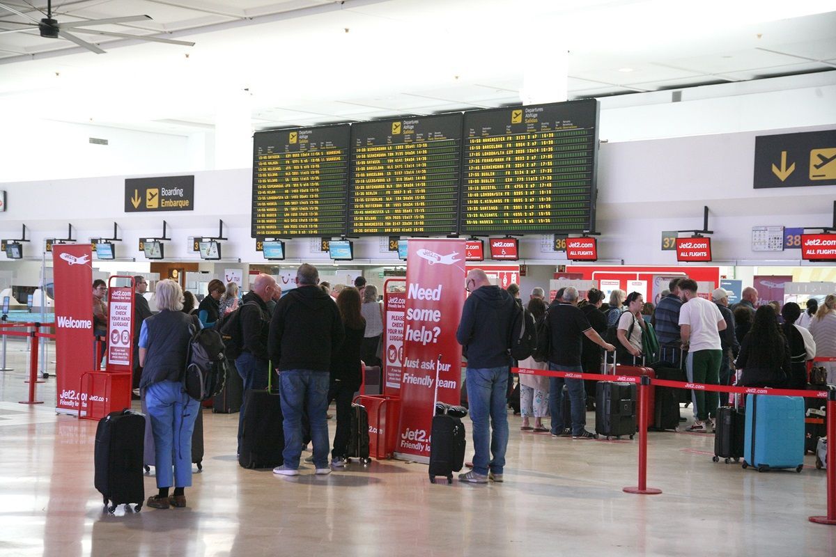 Servicio de facturación de la aerolínea Jet2 en el aeropuerto de Lanzarote. ERE.