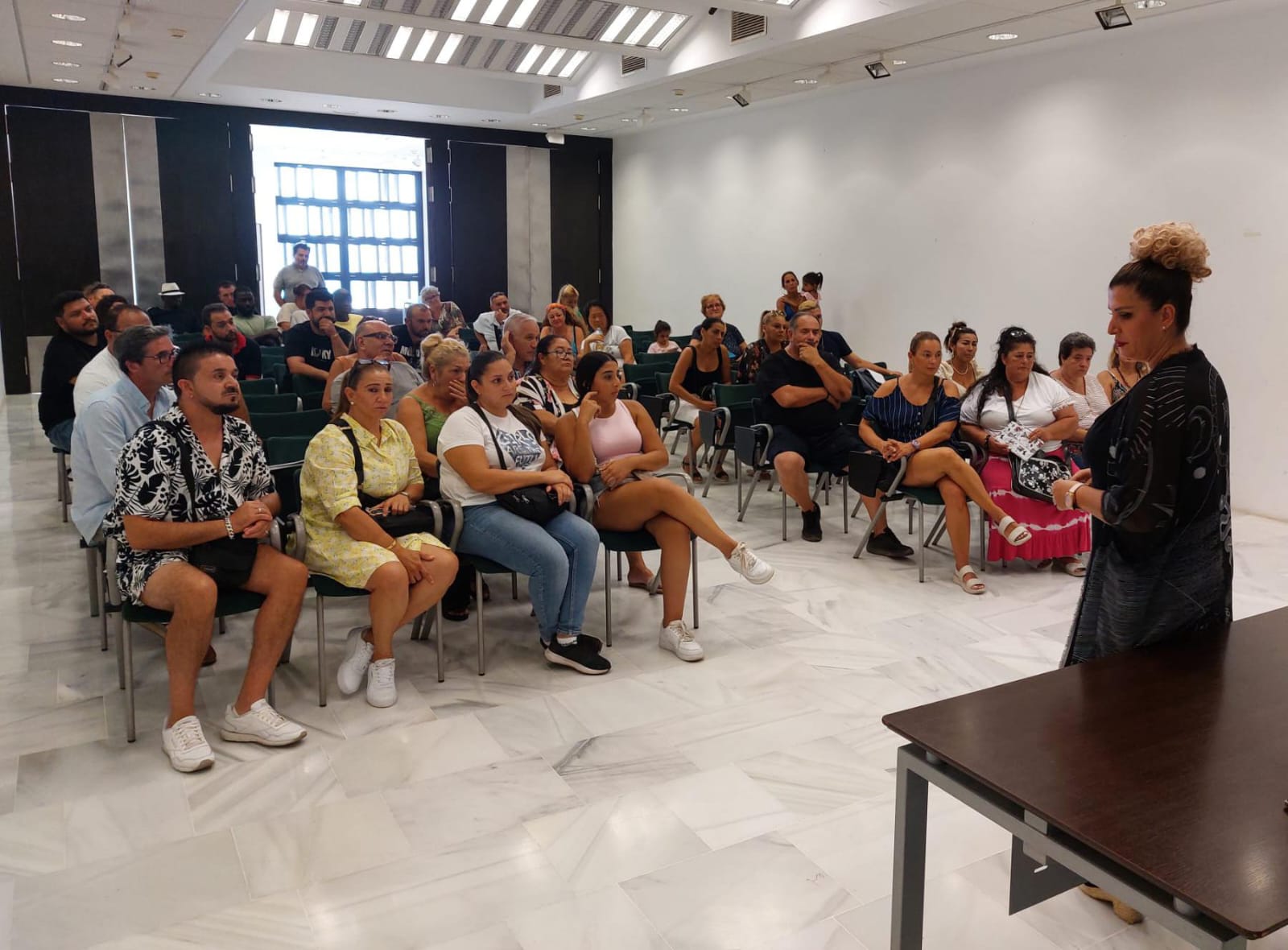 La concejala de Turismo y Comercio de Arrecife se reunió con los mercadilleros para informar las nuevas ordenanzas y propuestas para este sector