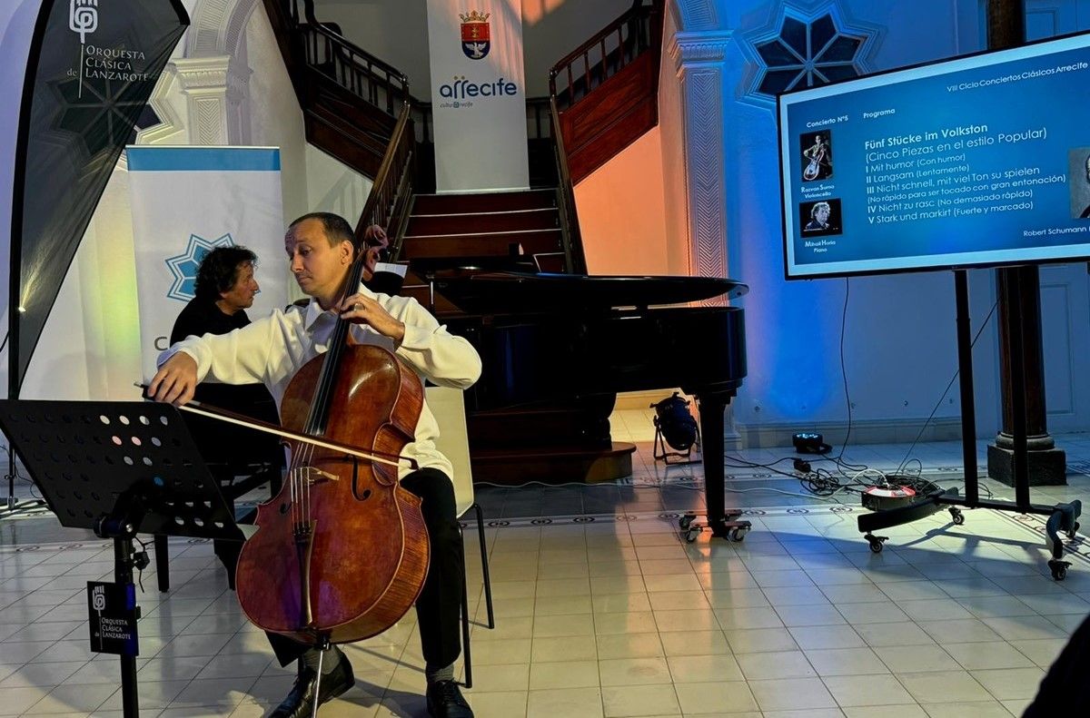El violonchelista Razvan Suma en el concierto en Arrecife