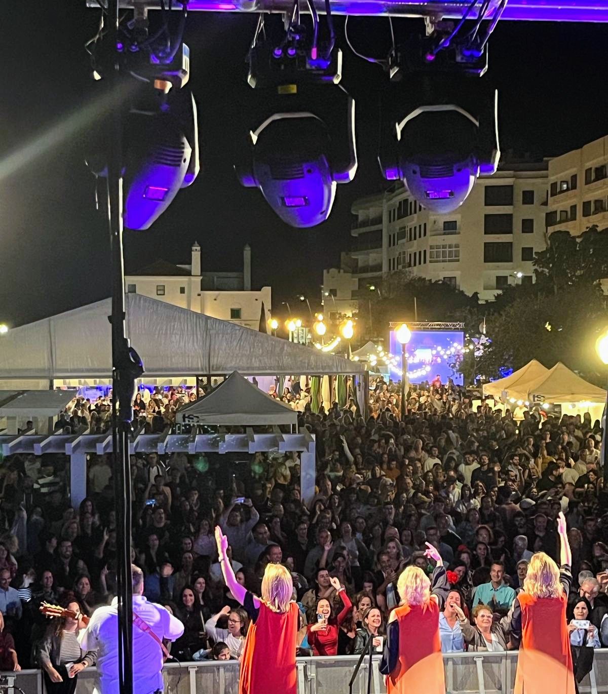 Feria de Abril de Arrecife. El Parque José Ramírez Cerdá abarrotado de público Feria de Abril de Arrecife. El Parque José Ramírez Cerdá abarrotado de público