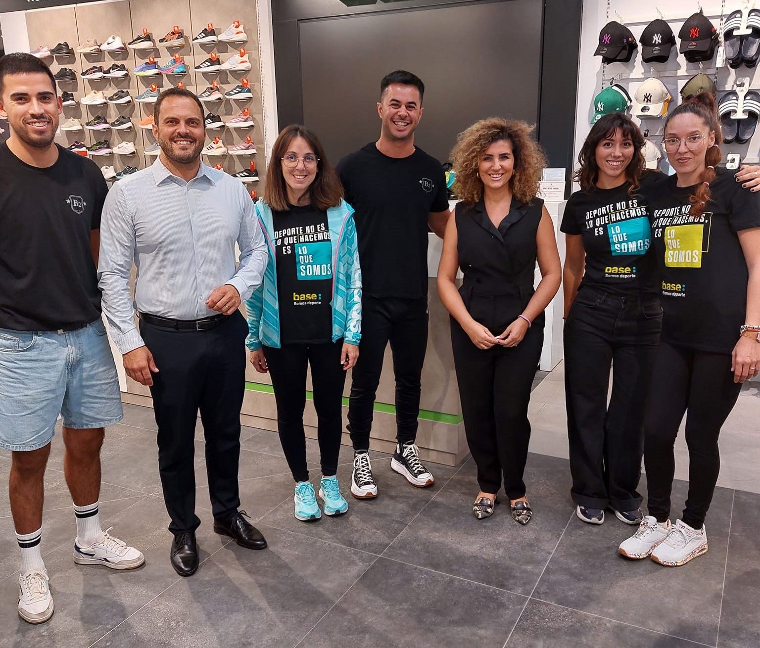 El alcalde de Arrecife y la concejala de Comercio en una reciente visita a los establecimientos comerciales de la ciudad, saludando al personal de una de las tiendas