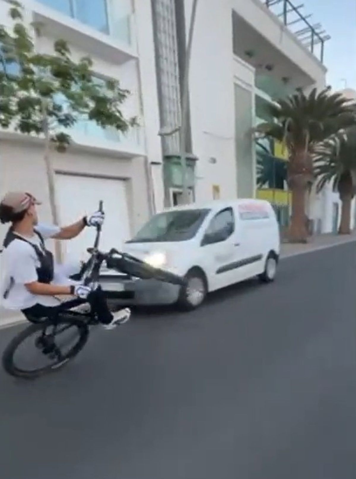 El ciclista conduciendo temerariamente en Arrecife (Foto: LaProvincia)