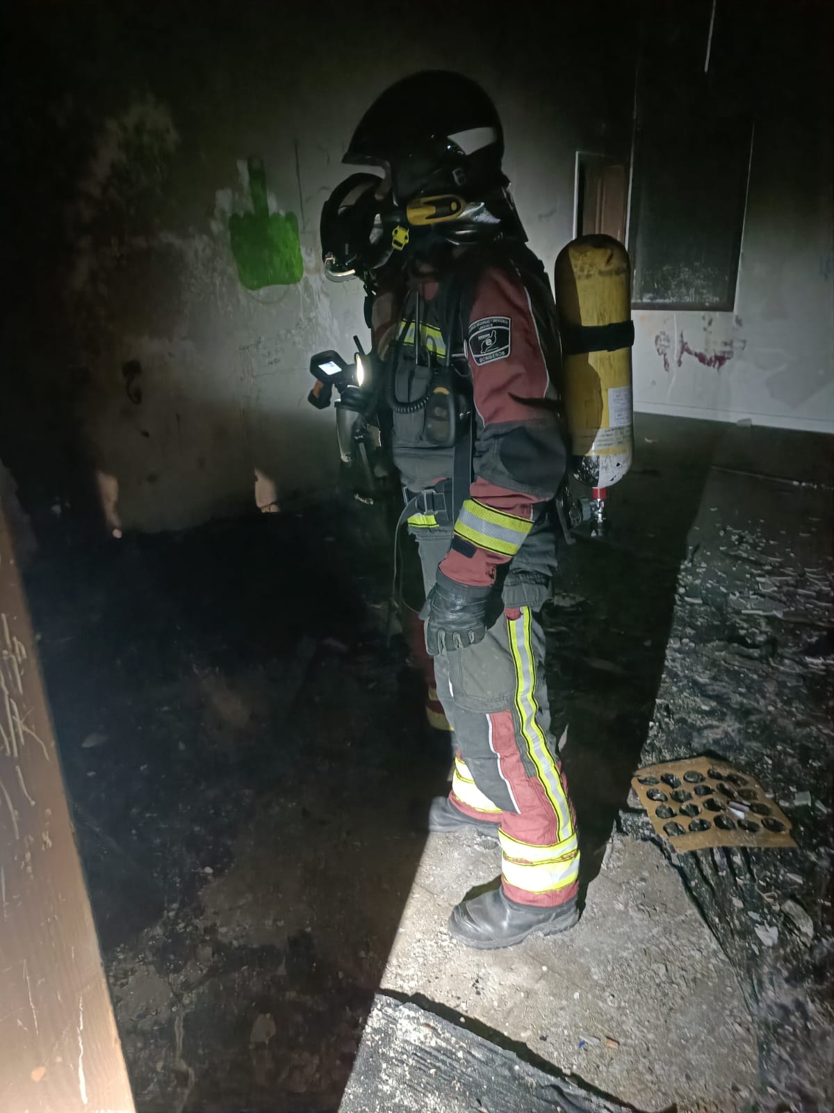 Uno de los bomberos revisando la habitación afectada por el incendio en el albergue de La Santa. Foto: Consorcio de Seguridad.