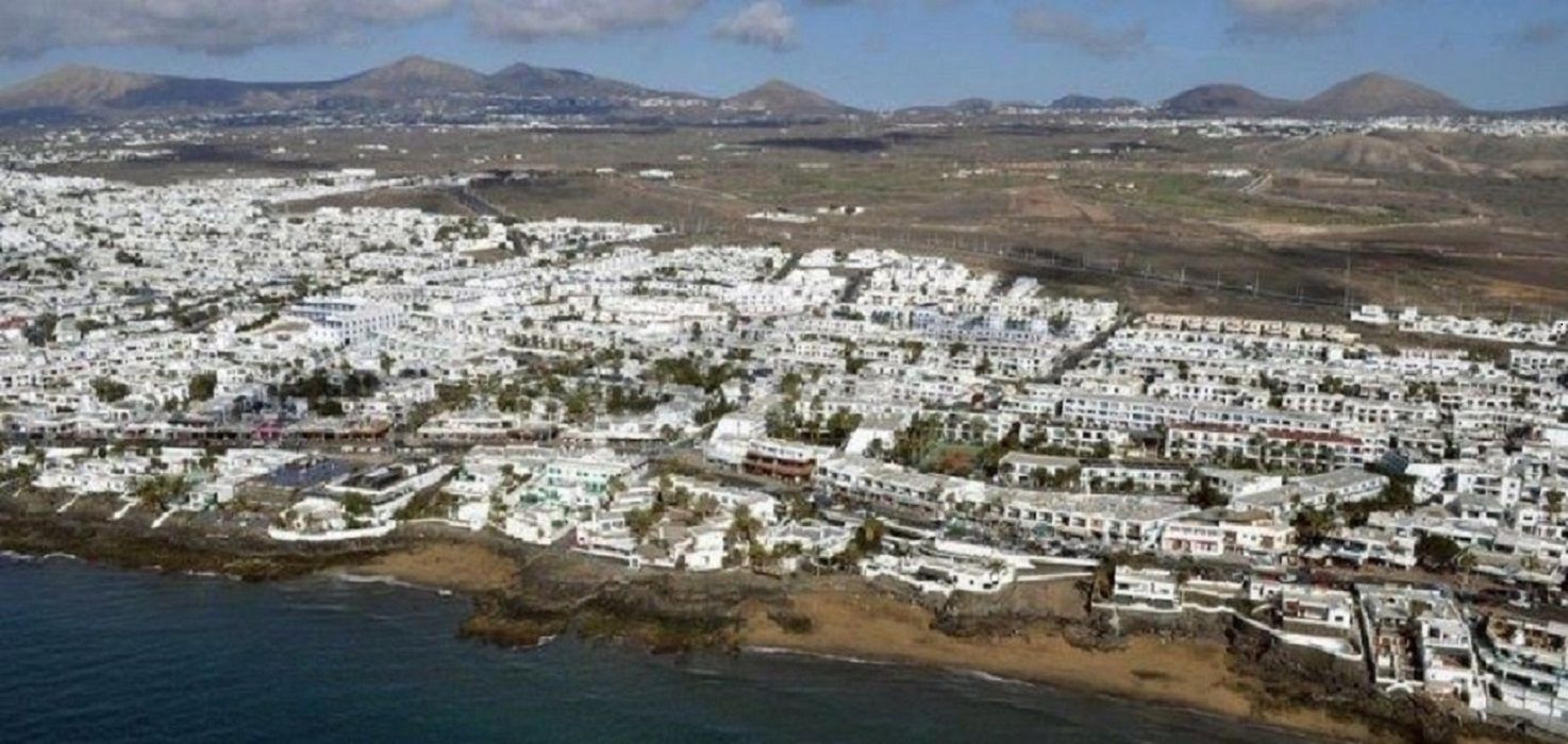 Vista aérea de Puerto del Carmen. Compraventa de vivienda.