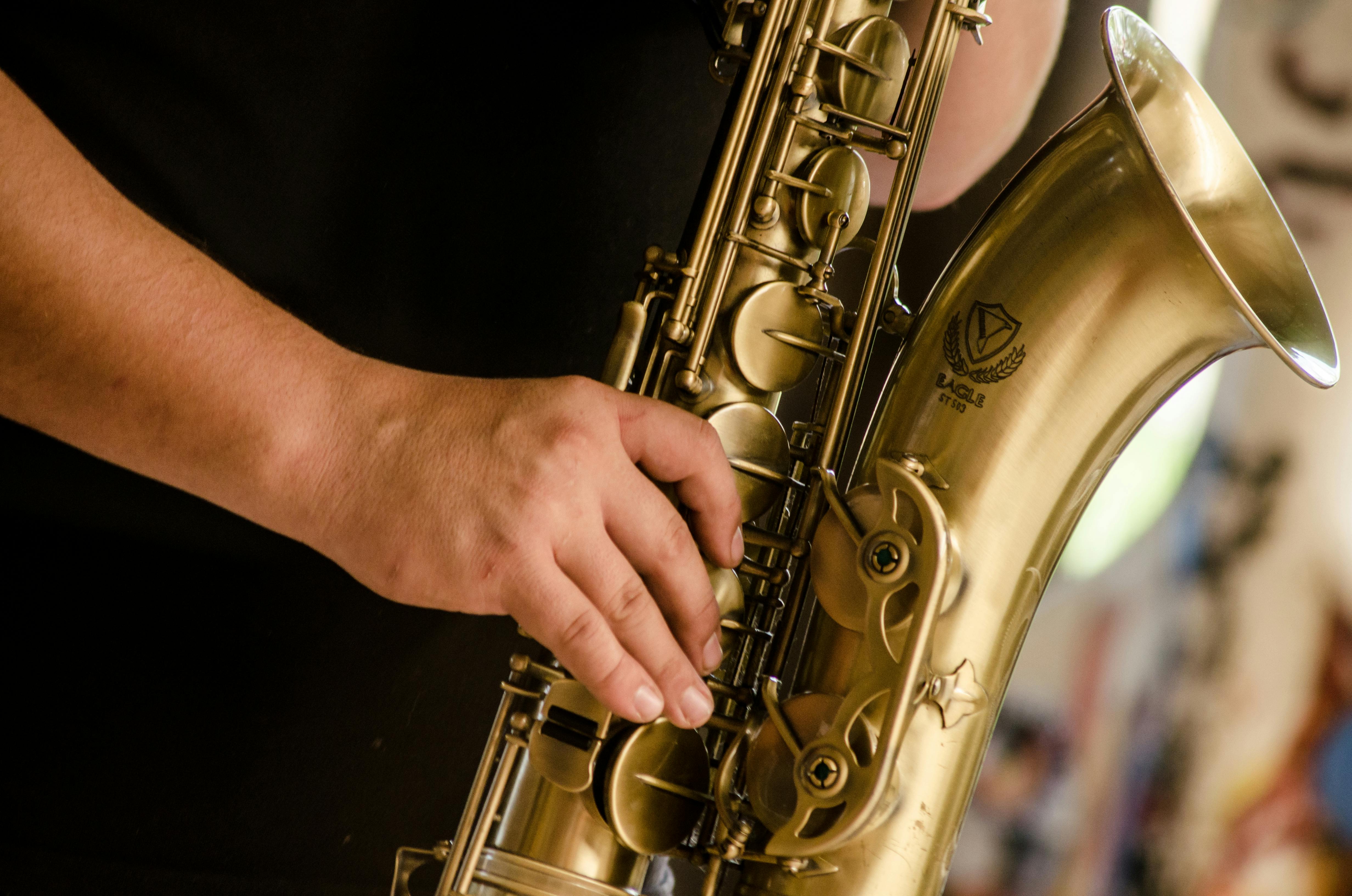 Una persona toca un saxofón. Foto: Ruca Souza.