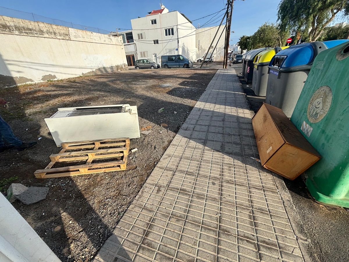 Los enseres depositados en la vía pública en Arrecife