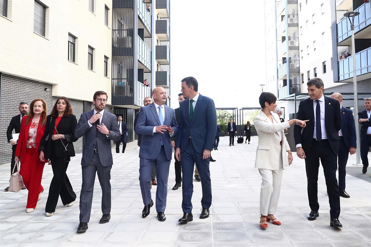El presidente del Gobierno, Pedro Sánchez y la ministra de Vivienda, Isabel Rodríguez, visitan una promoción de vivienda protegida en Sevilla