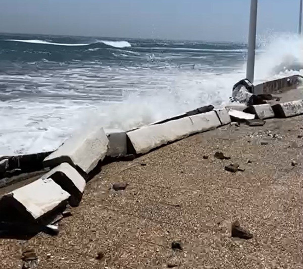 El muro derribado en Playa Honda