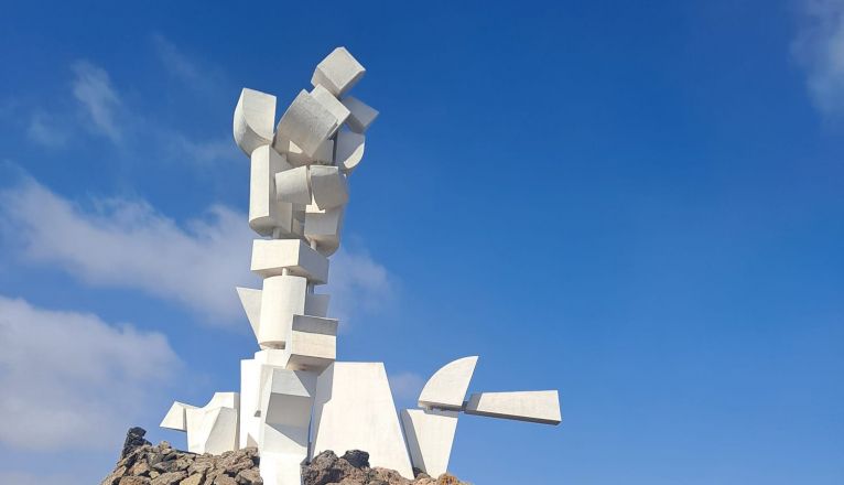 Desprendimiento de algunas piezas del Monumento del Campesino. Foto: Consorcio de Seguridad y Emergencias.