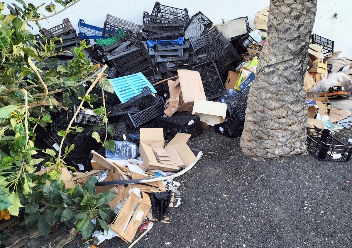 La basura y residuos acumulados en Costa Teguise