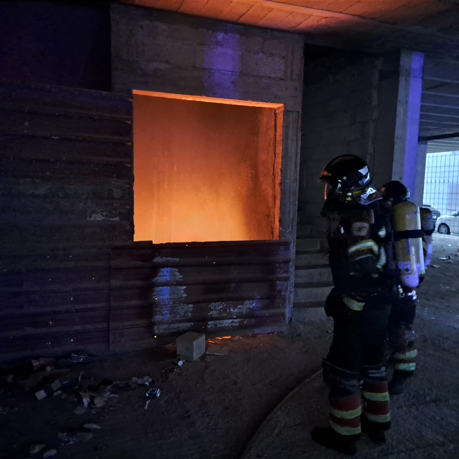 Los bomberos sofocan el incendio en un edificio abandonado de Arrecife