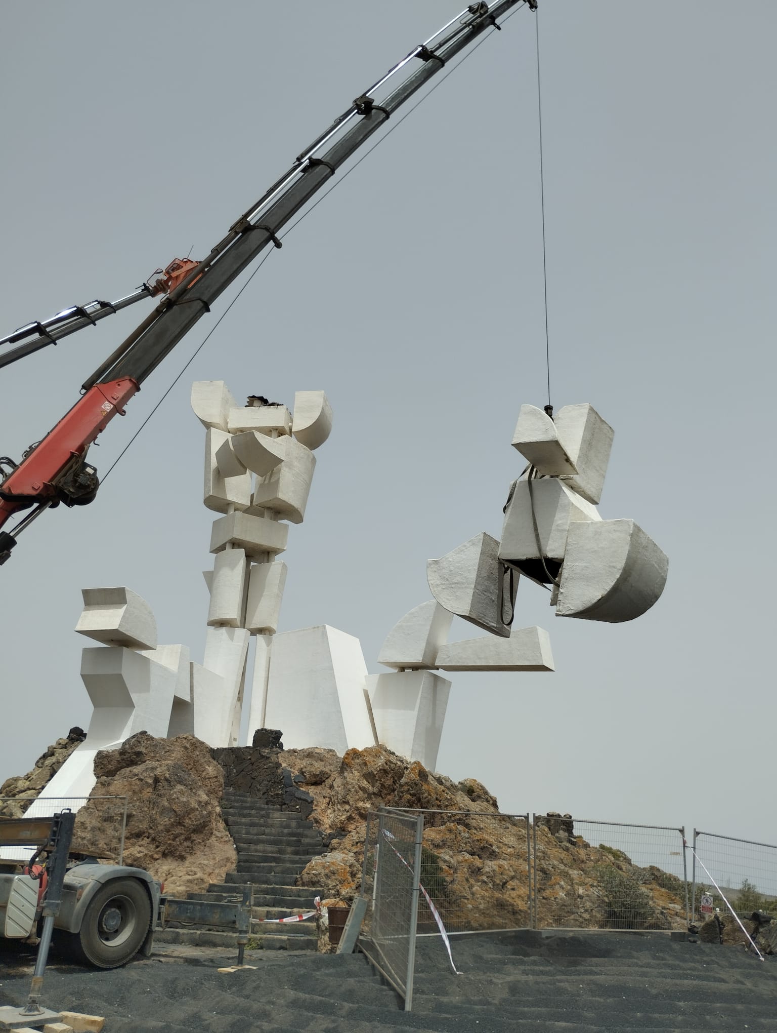  Retiran los elementos de la Escultura de la Fecundidad dañados durante el ventoral. Foto: Centros. 