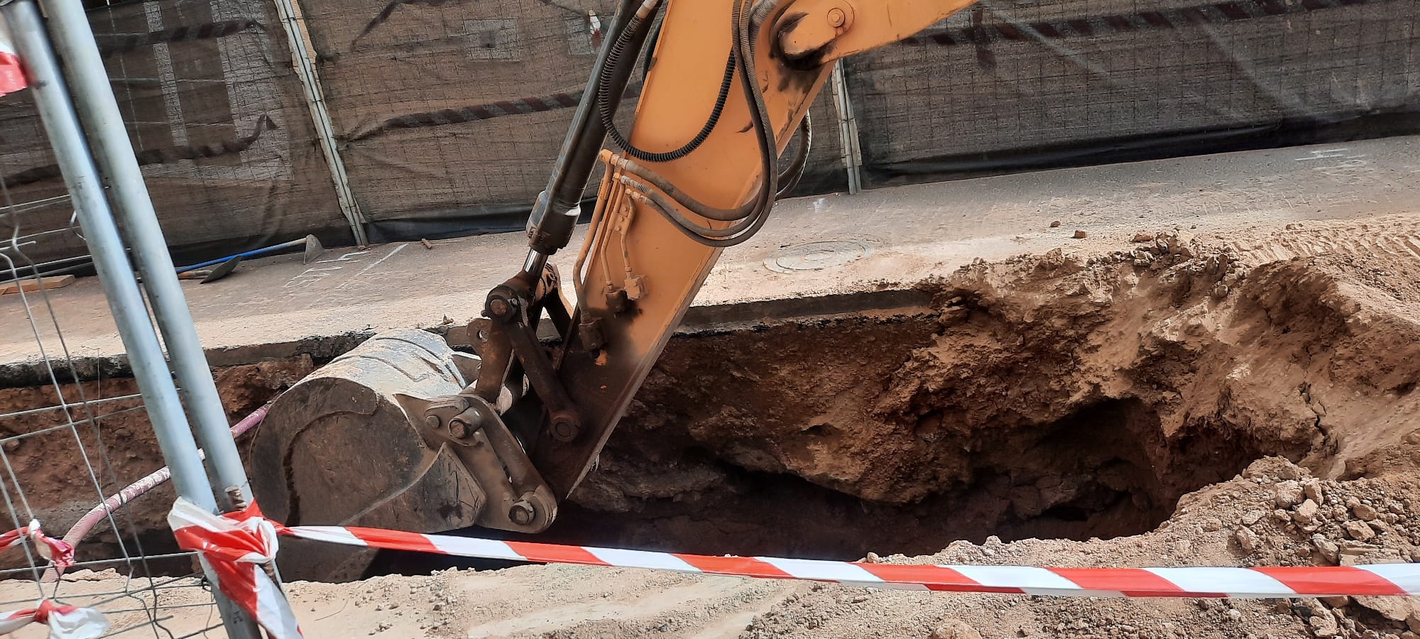 Una pala trabajando en las obras de Titerroy en Arrecife. Foto: Cedida. 