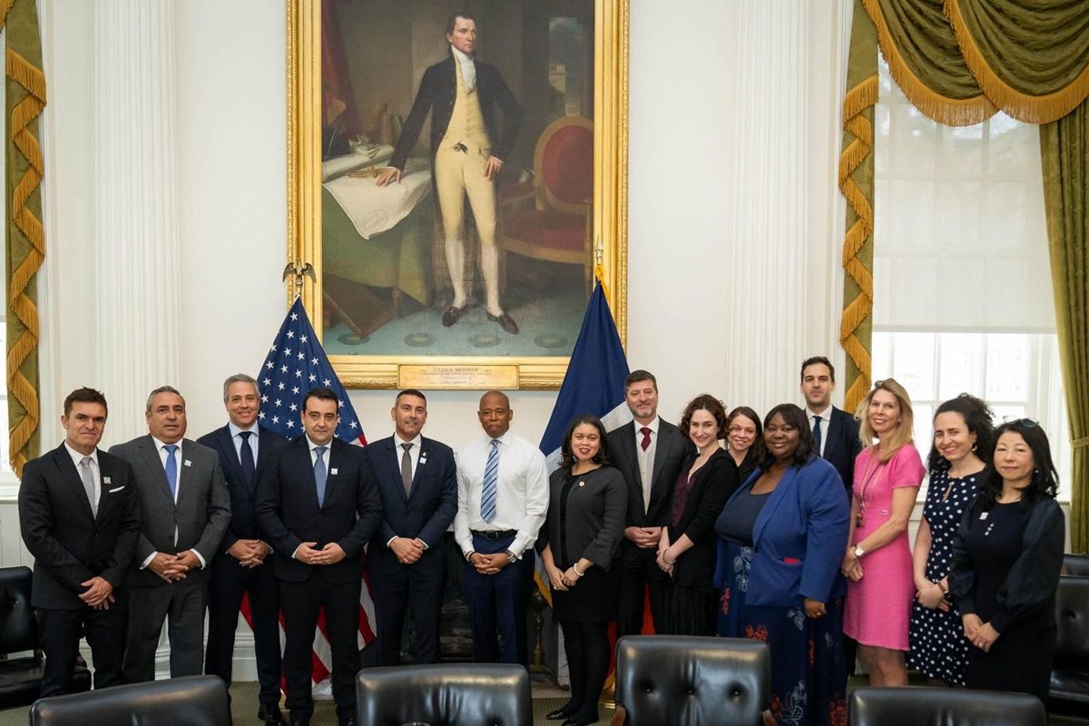 José Valle, Oswaldo Betancort, Héctor Fernández, Ángel Vázquez, Eric Adams y el equipo de José Andrés en Nueva York