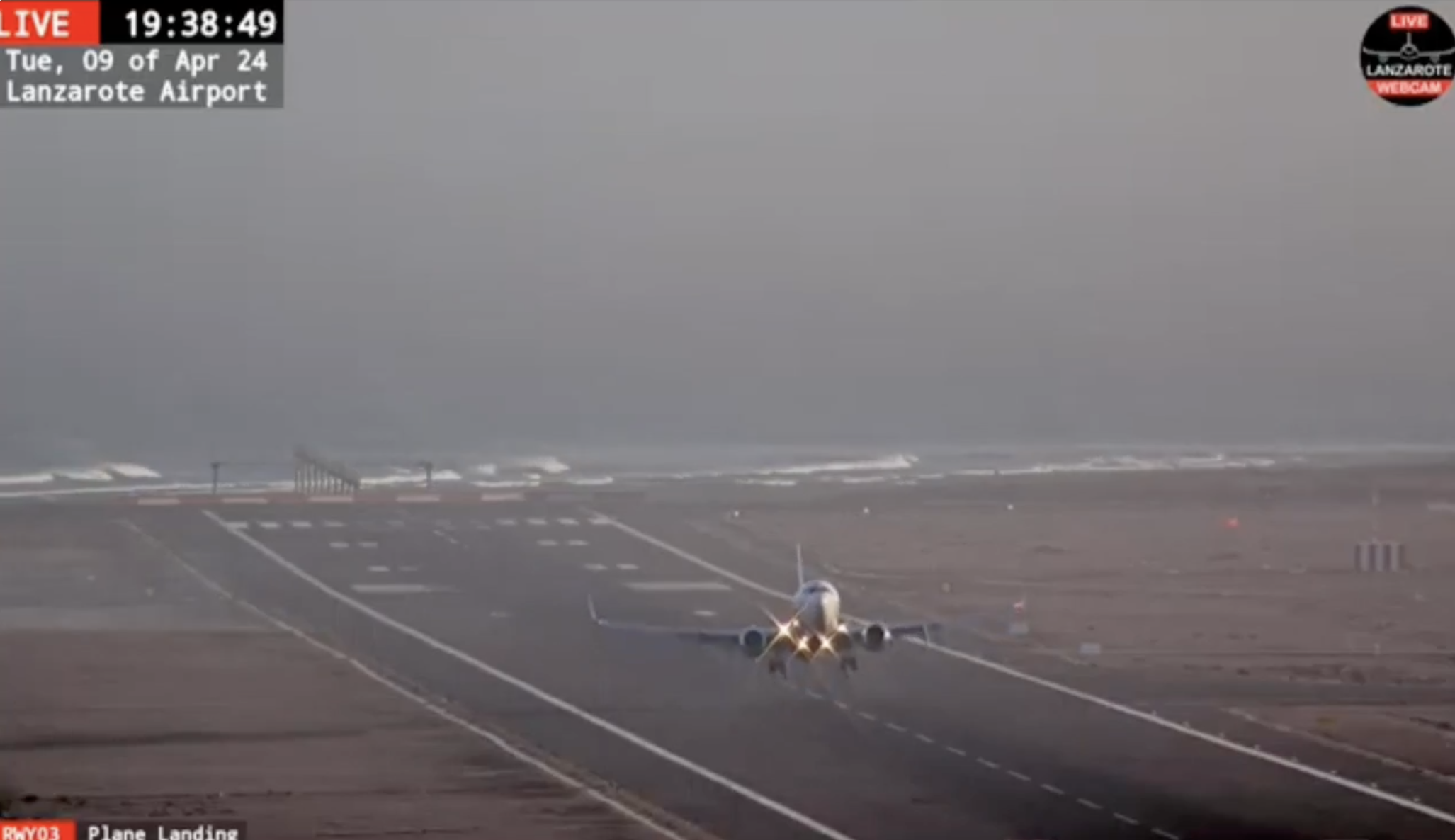 Aterrizaje frustado de un avión en el Aeropuerto de Lanzarote. Foto: Lanzarote Webcam.