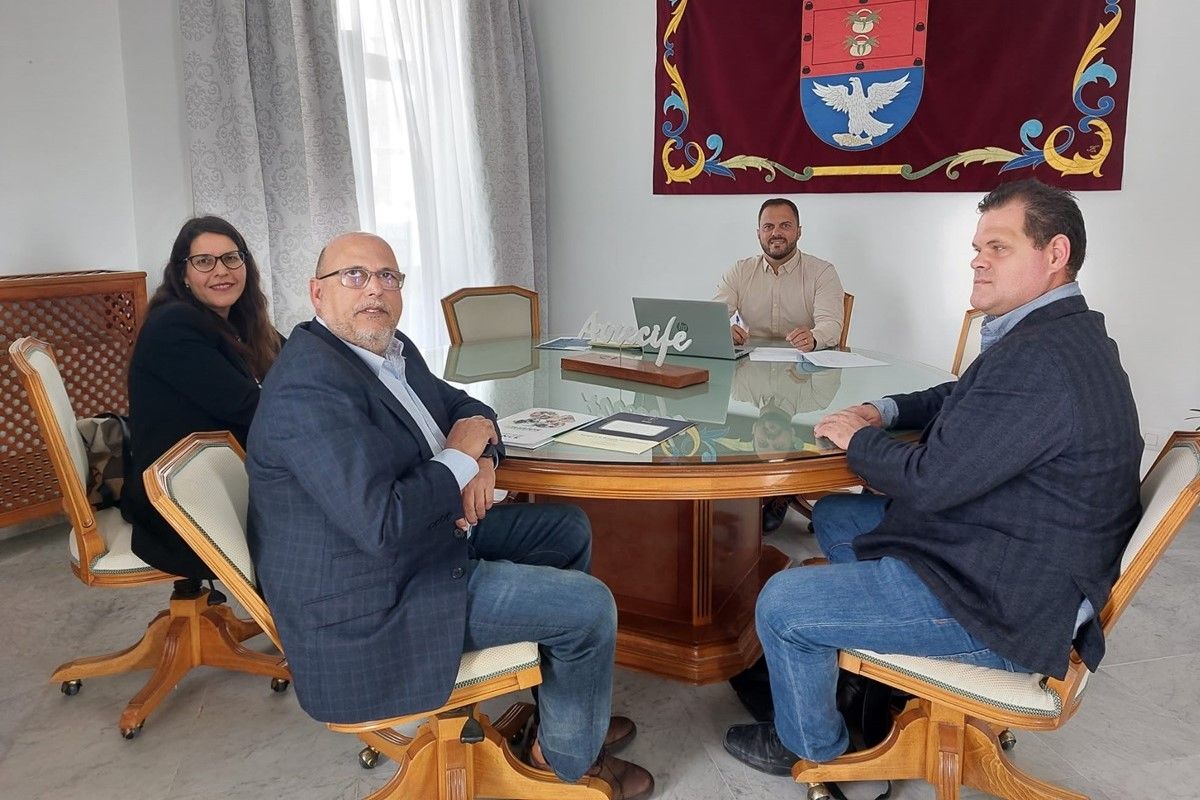 Directivos de la ONCE en Canarias en una reunión con el alcalde de Arrecife, Yonathan De León 