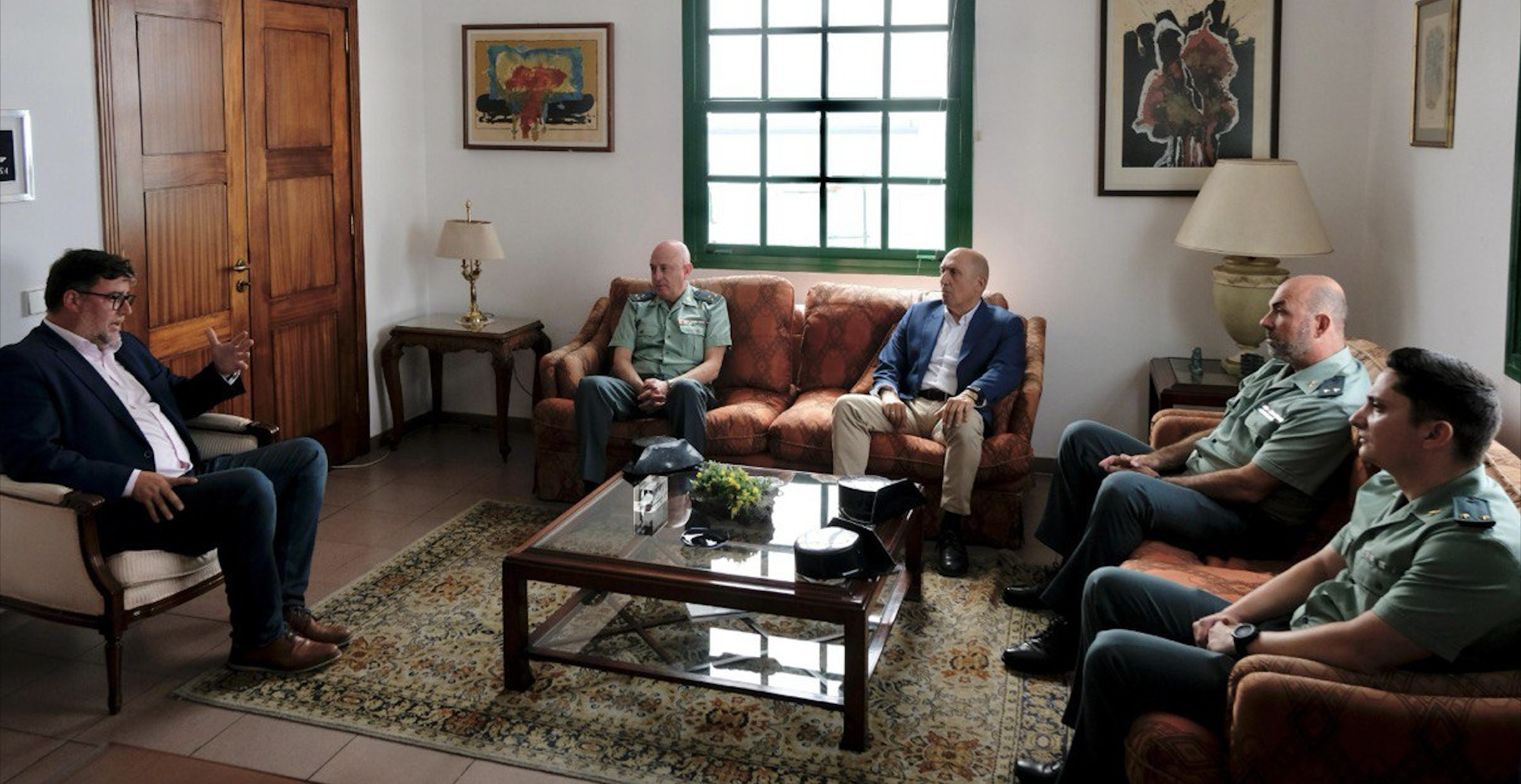 Pedro Viera se reúne con representantes de la Guardia Civil y el alcalde de San Bartolomé, Isidro Pérez.