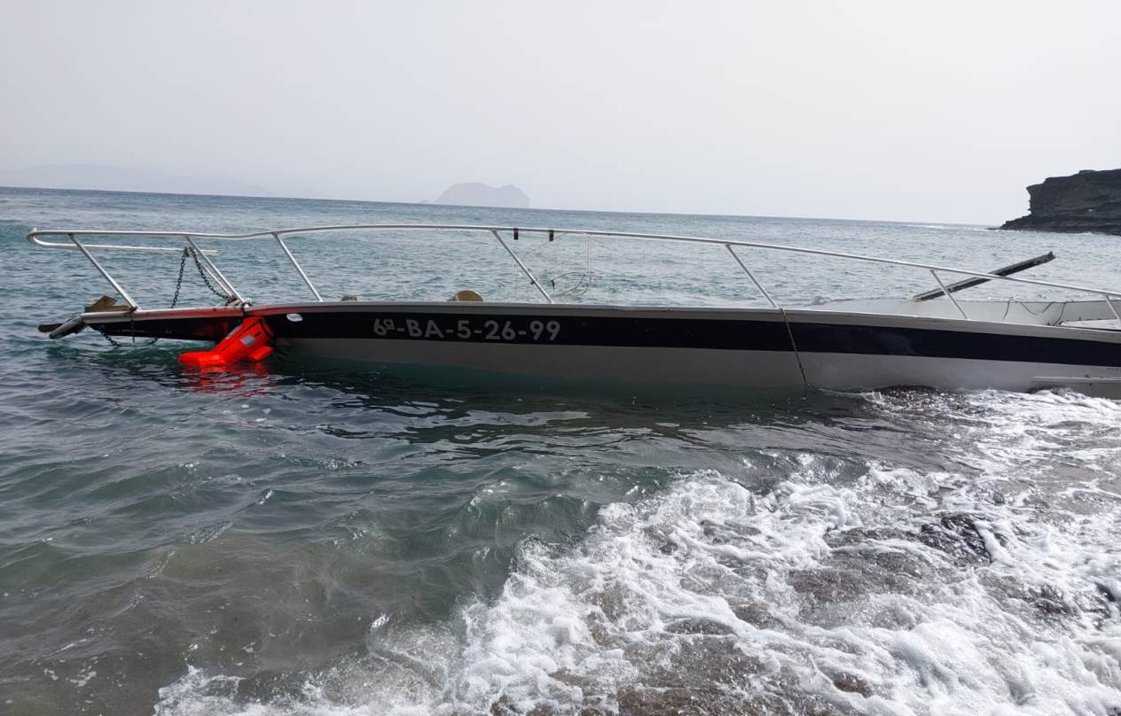 Barco encallado en Alegranza