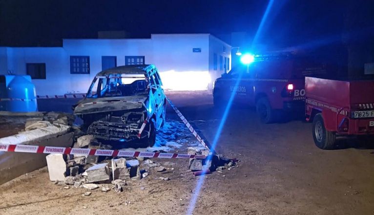 Vehículo calcinado en La Graciosa 