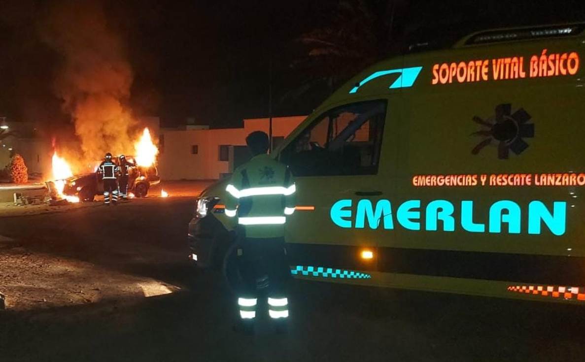 Vehículo ardiendo en La Graciosa