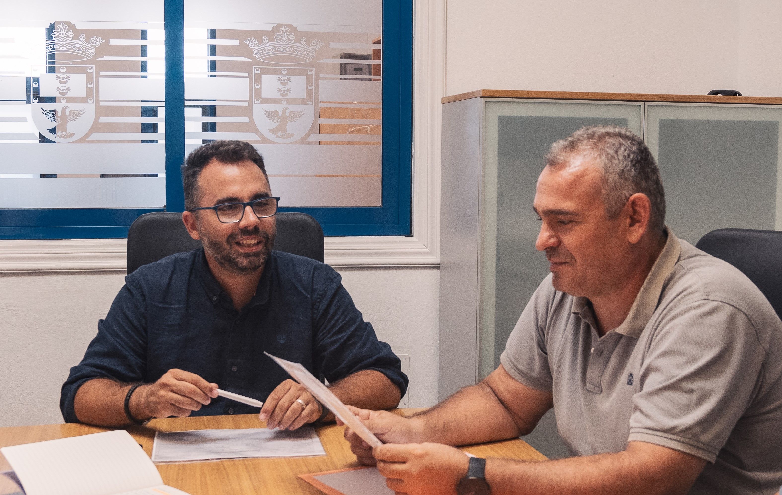 Jacobo Lemes, concejal de Limpieza, junto a Echedey Eugenio, responsable de contratación.