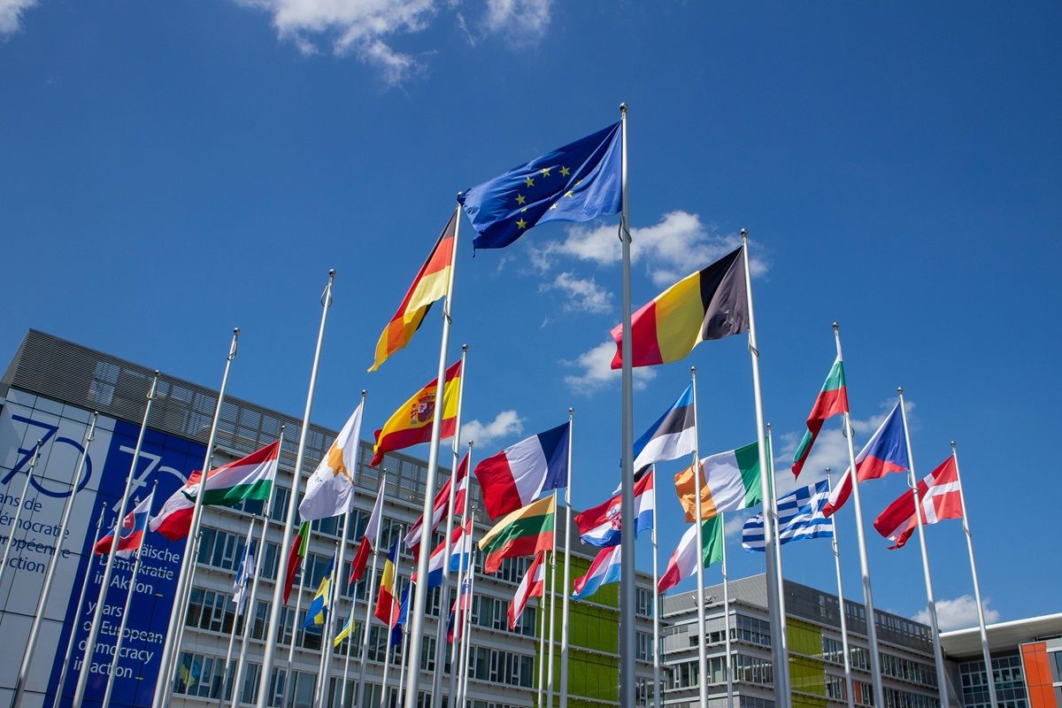 Banderas de los países miembro de la Unión Europea. Becas.