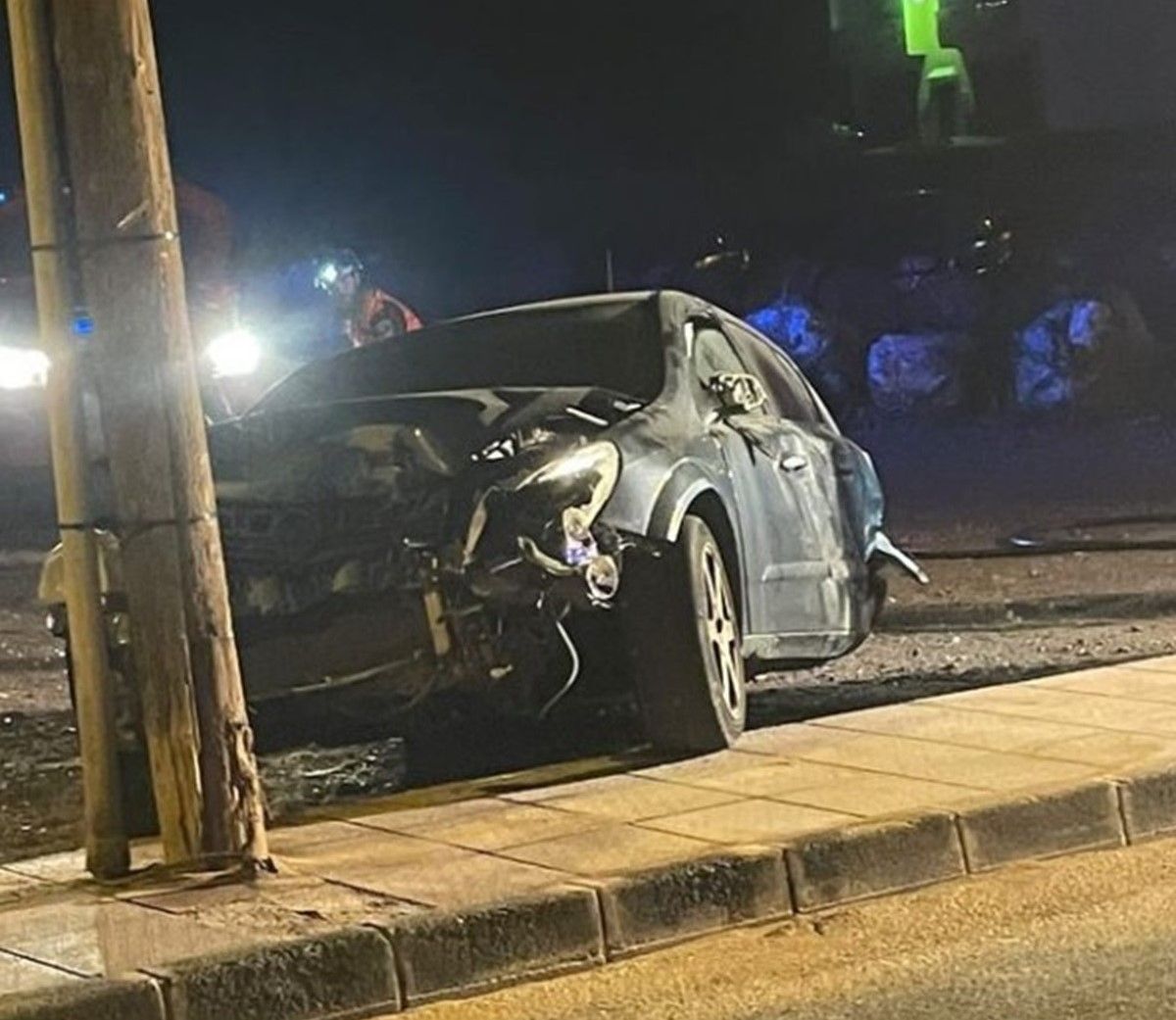 El coche impactando contra un poste en Arrecife Imagen: La Voz