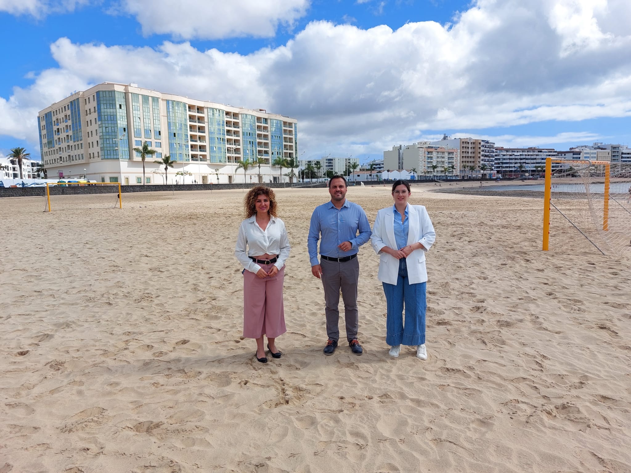 El alcalde de Arrecife, Yonathan de León, junto a las concejalas de Playas y Medio Ambiente, y Deportes, Turismo y Comercio