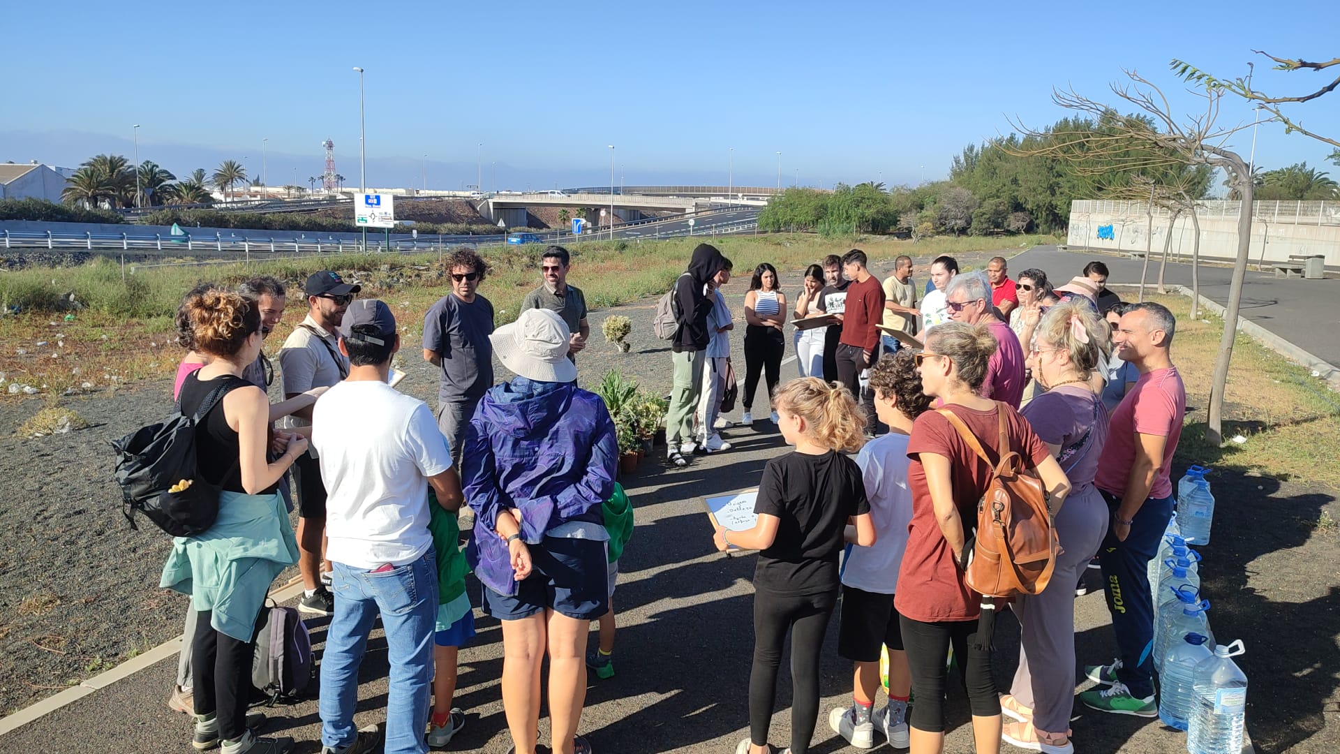 El proyecto 'Plantar futuro' reúne a 500 personas a naturalizar una parcela en Argana alta