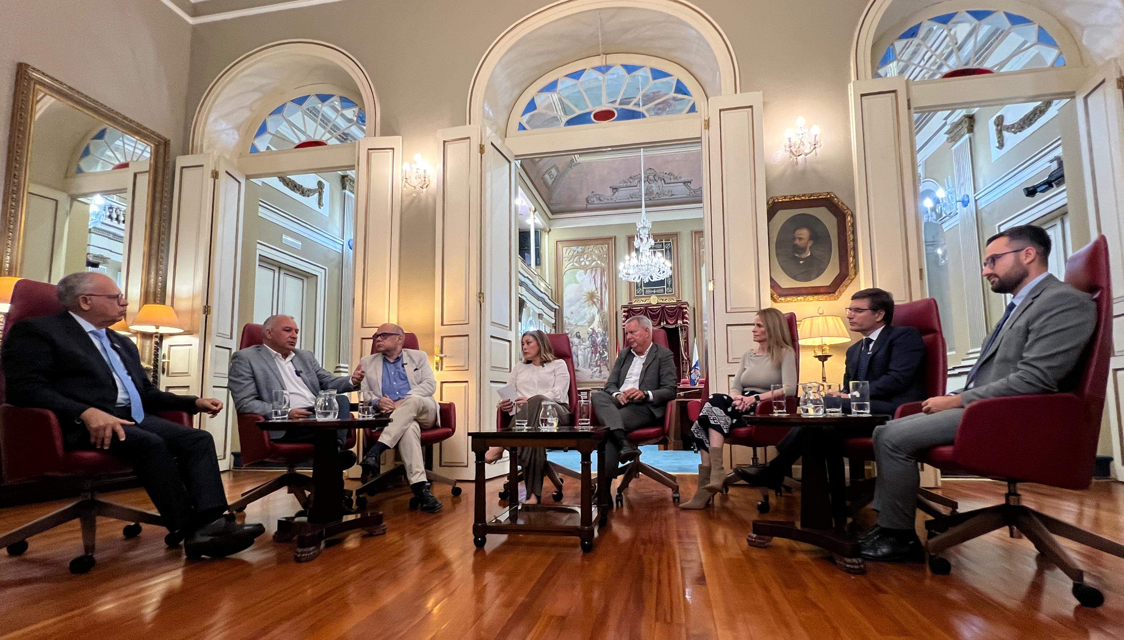 Portavoces del Parlamento de Canarias junto a la presidenta Astrid Pérez