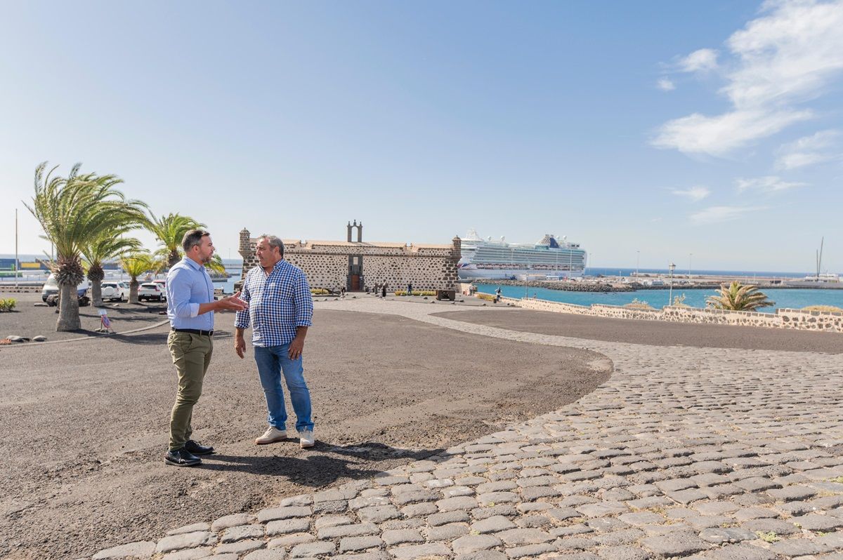 Jacobo Media y Ángel Vázquez frente al Museo Internacional de Arte Contemporáneo