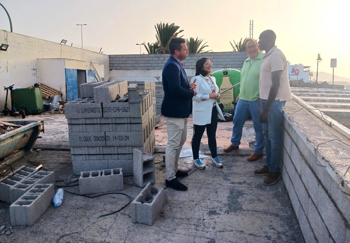 El alcalde de Yaiza y los concejales de Limpieza y Urbanismo en obras de zona de contenedores próxima al puerto