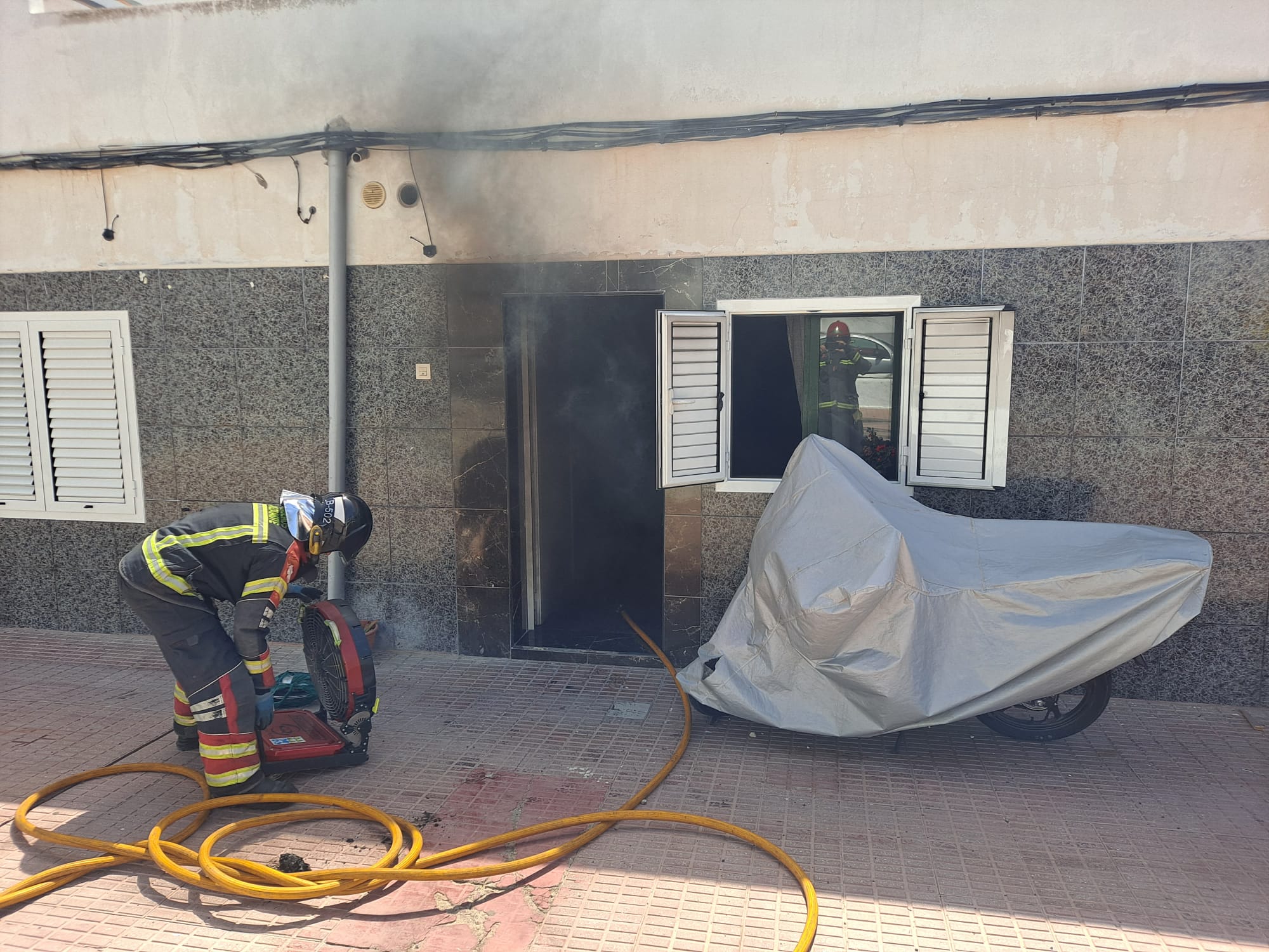 Los bomberos sofocan el incendio de una vivienda en Arrecife