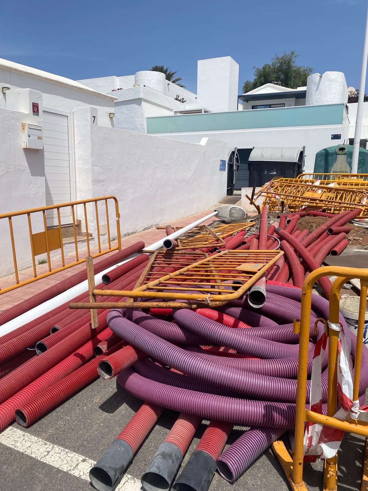 Vallas y tubos bloqueando su vivienda en Puerto del Carmen