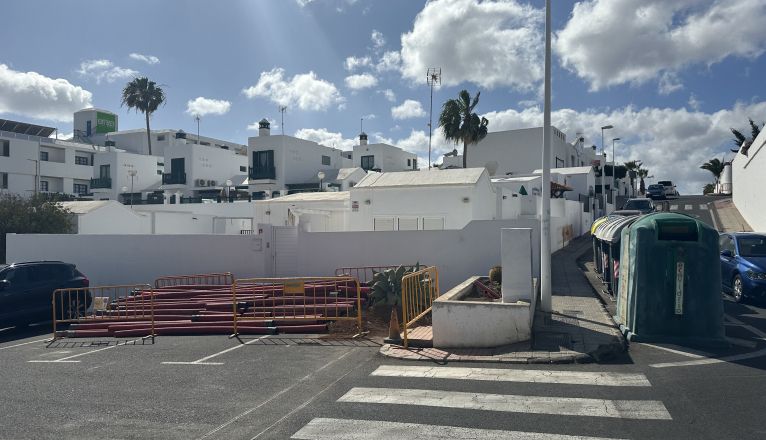 Vallas y tubos bloqueando su vivienda en Puerto del Carmen