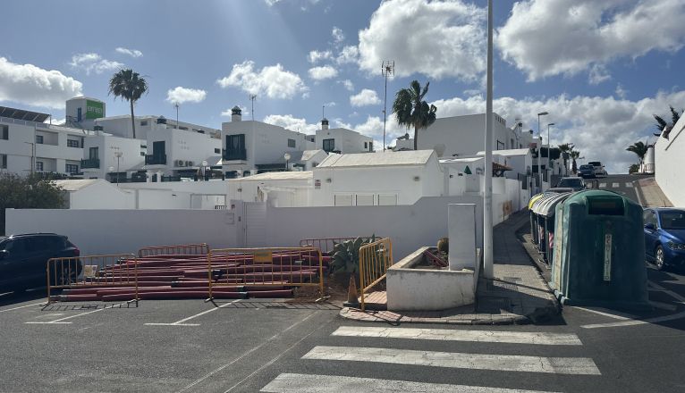 Vallas y tubos bloqueando su vivienda en Puerto del Carmen Vallas y tubos bloqueando su vivienda en Puerto del Carmen