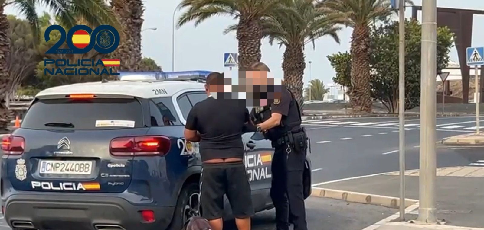 El momento de la detención del pirómano en Arrecife