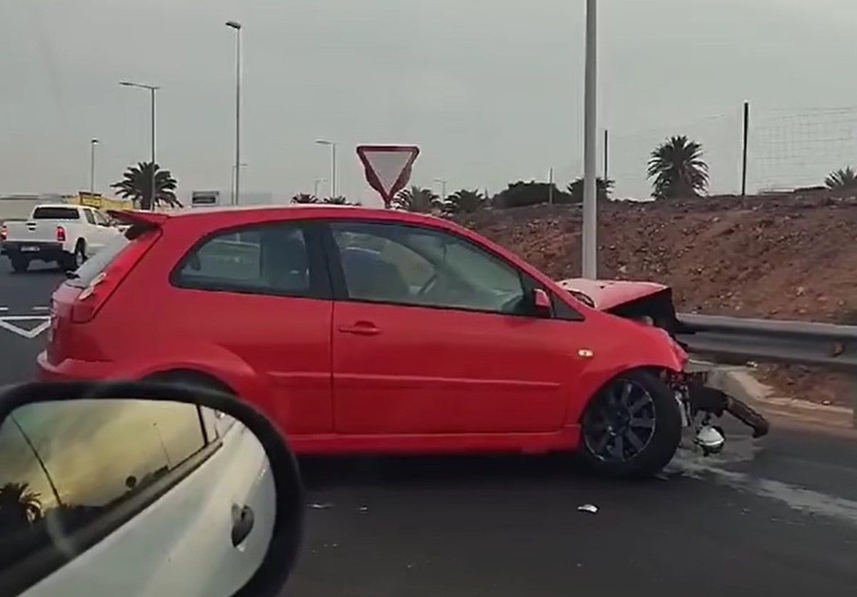 El coche con el capó roto en Arrecife (Foto: La Voz)