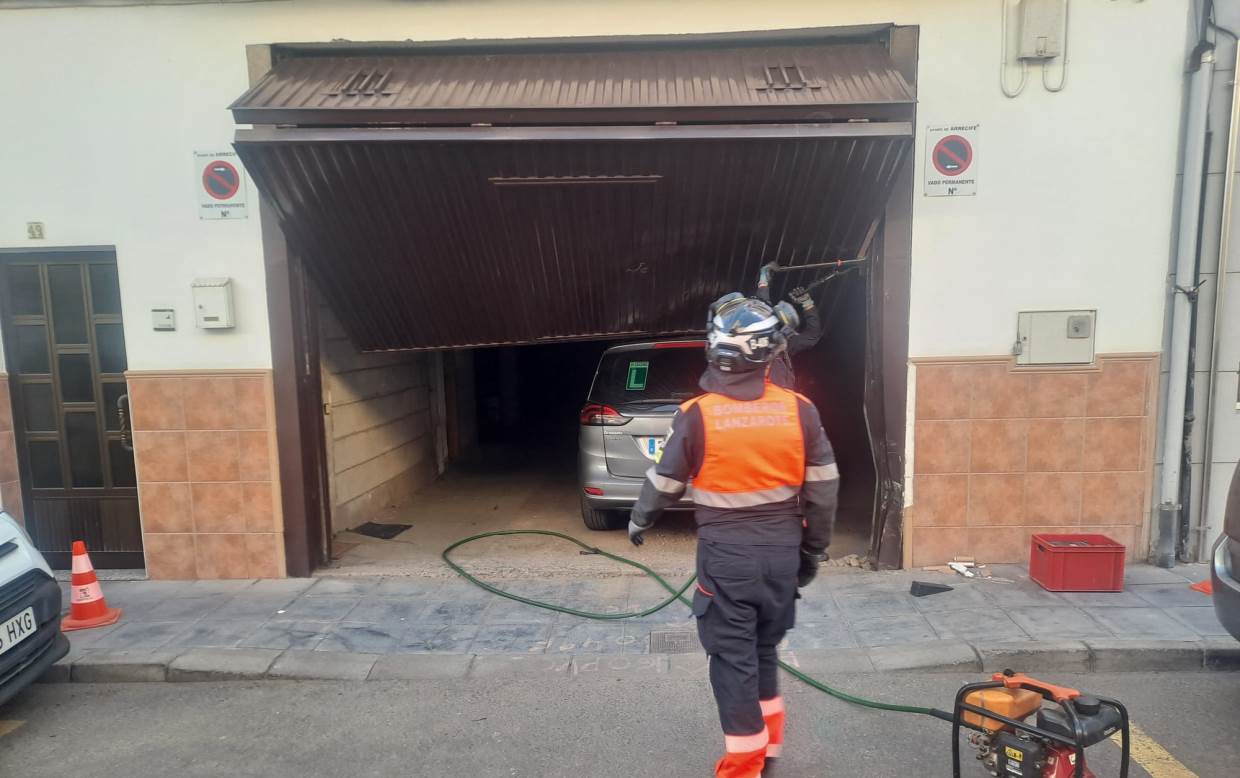 Un coche se empotra contra un garaje en Arrecife