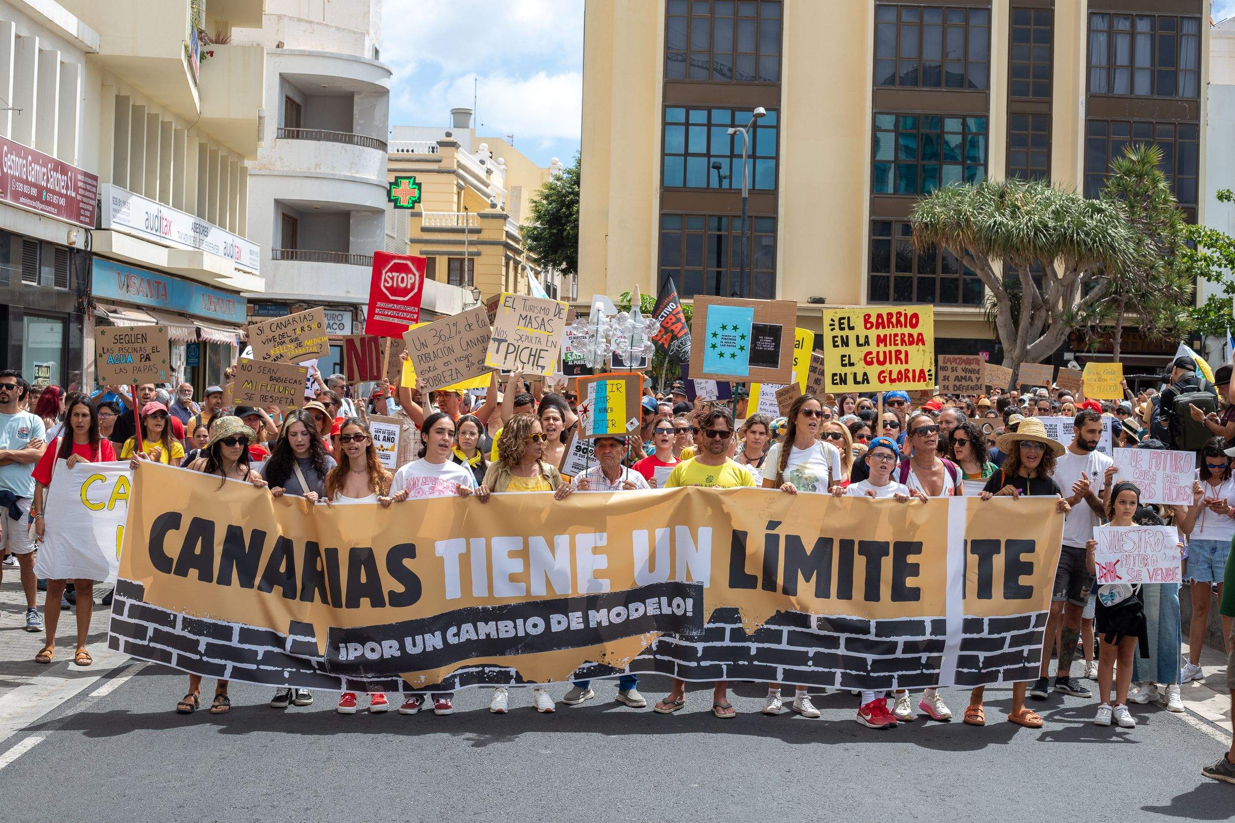 Manifestación del 20 de abril contra la masificación turística en Lanzarote. Foto: Andrea Domínguez.