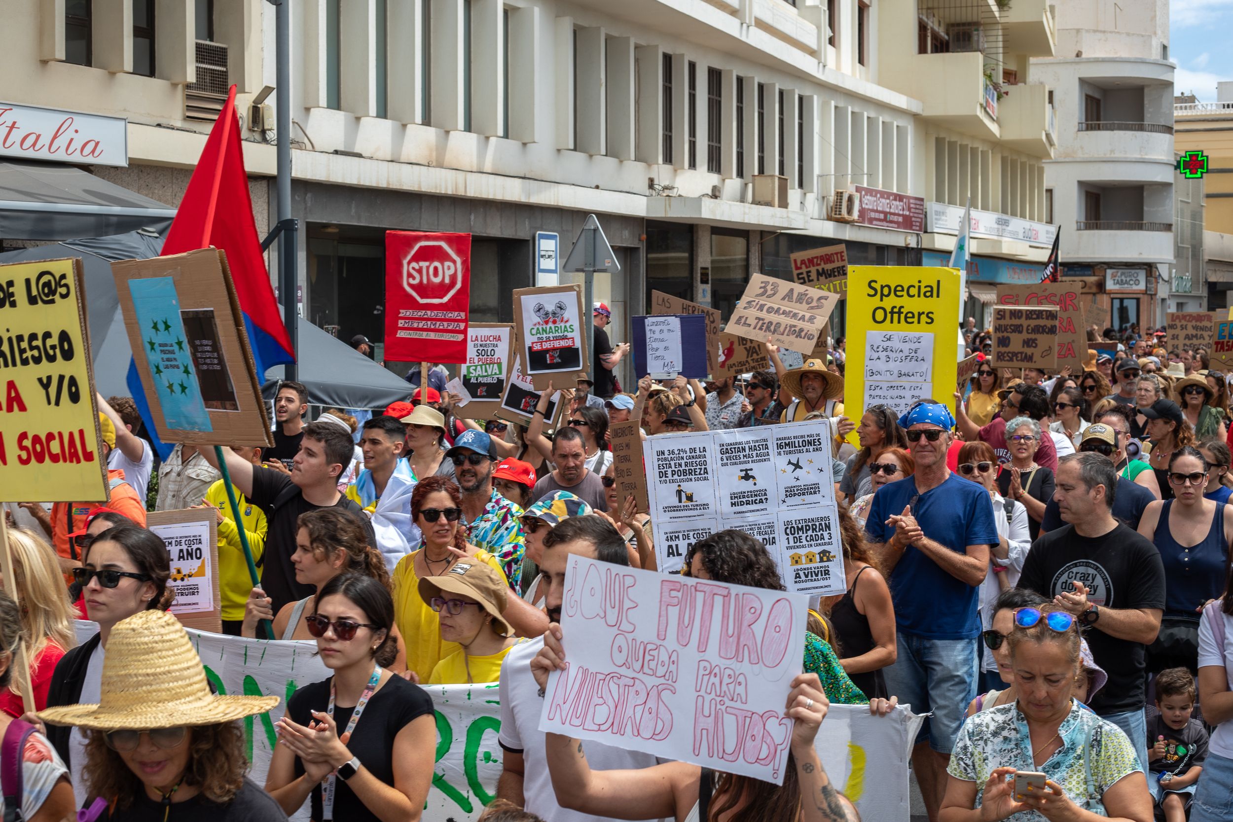 April 20th demonstration against mass tourism in Lanzarote. Photo: Andrea Domínguez.