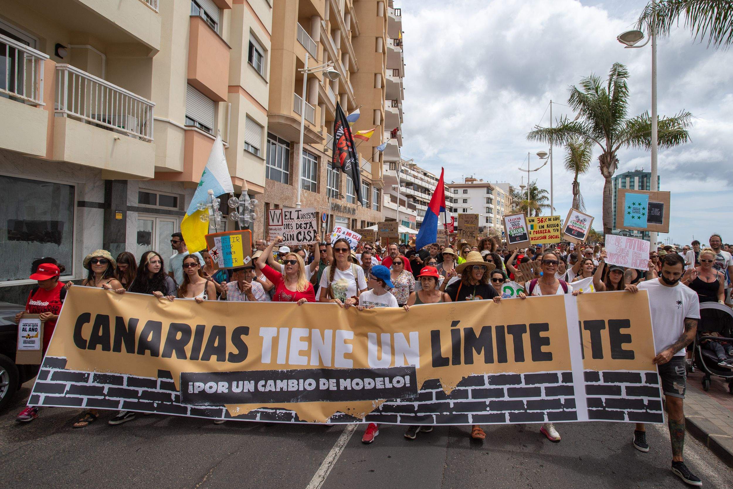 Manifestación del 20 de abril contra la masificación turística en Lanzarote. Foto: Andrea Domínguez.