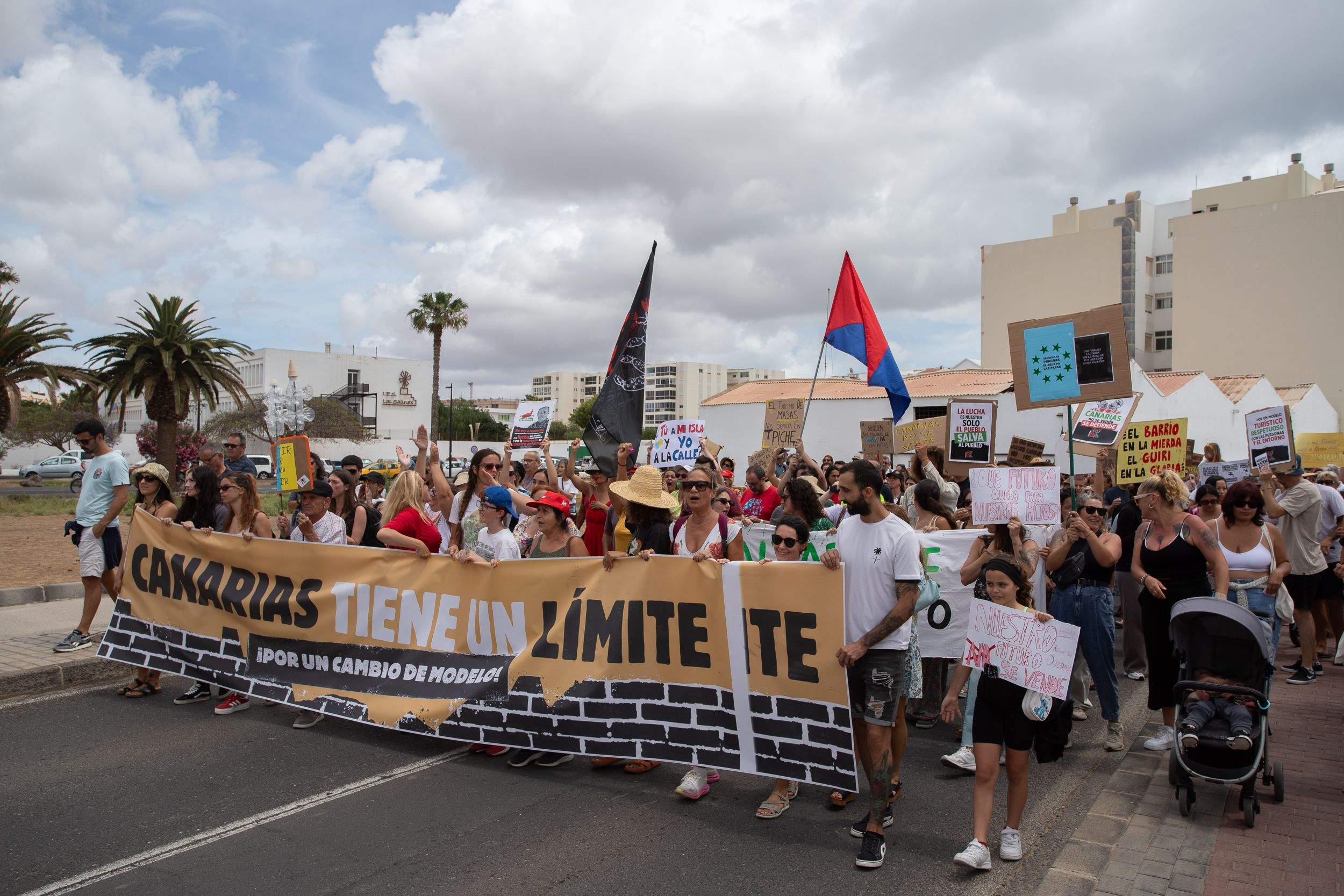 Manifestación del 20 de abril contra la masificación turística en Lanzarote. Foto: Andrea Domínguez.