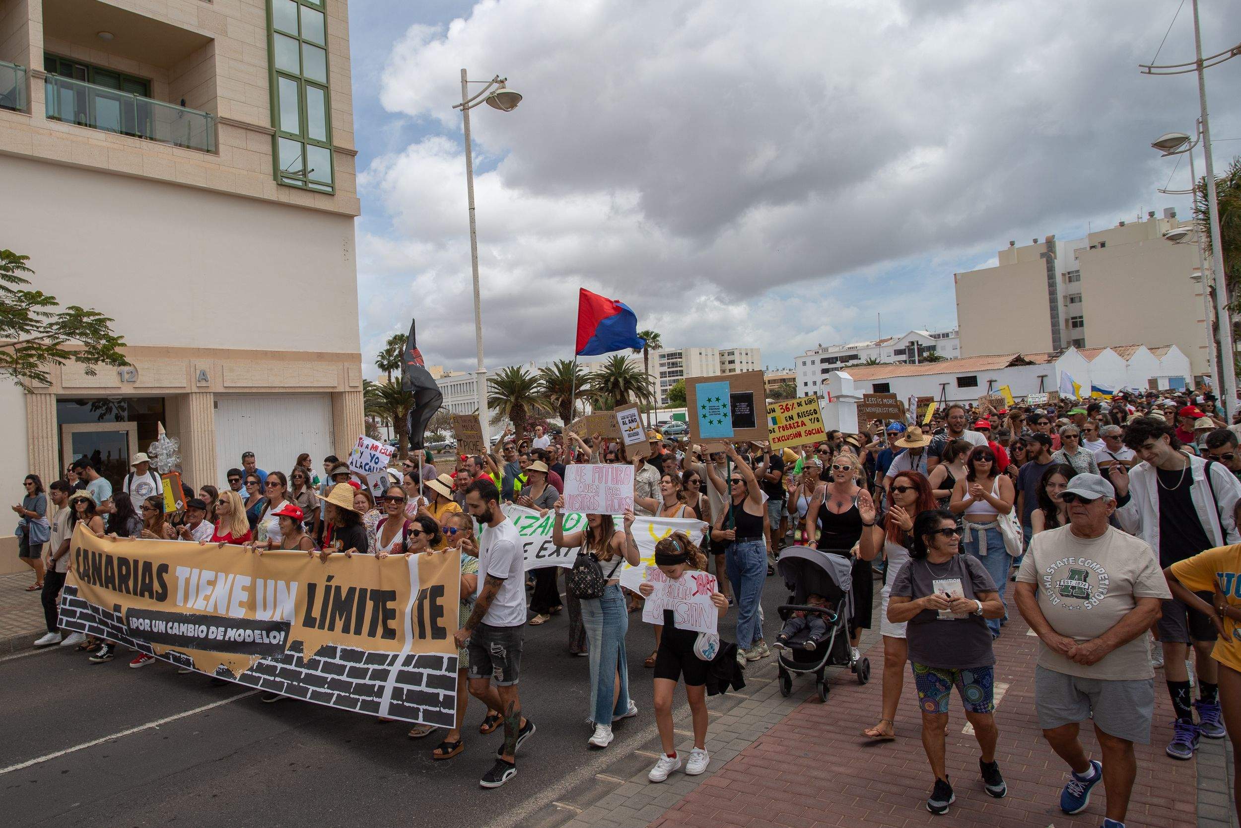 Manifestación del 20 de abril contra la masificación turística en Lanzarote. Foto: Andrea Domínguez.