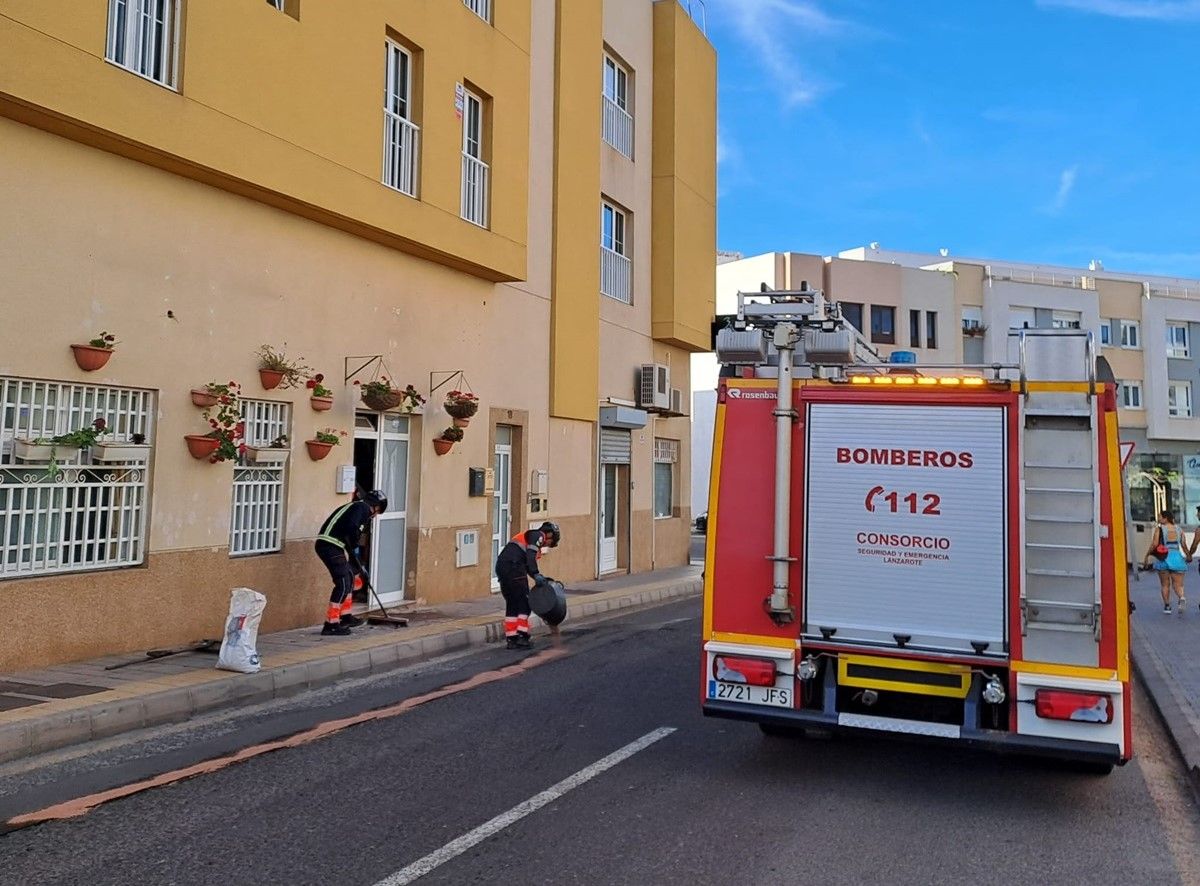 Los bomberos actuando en el lugar del incidente en Arrecife