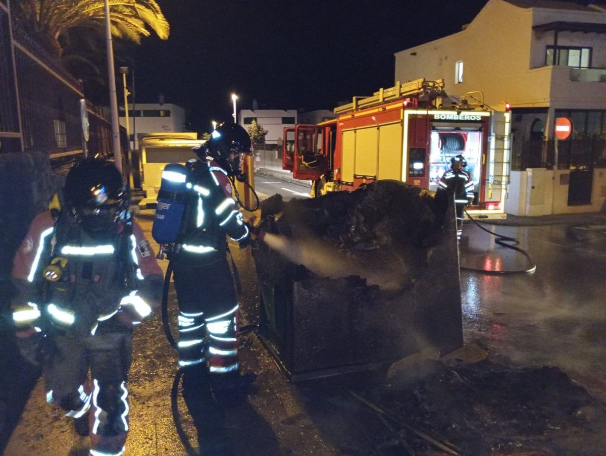 Incendio contenedores en Puerto del Carmen