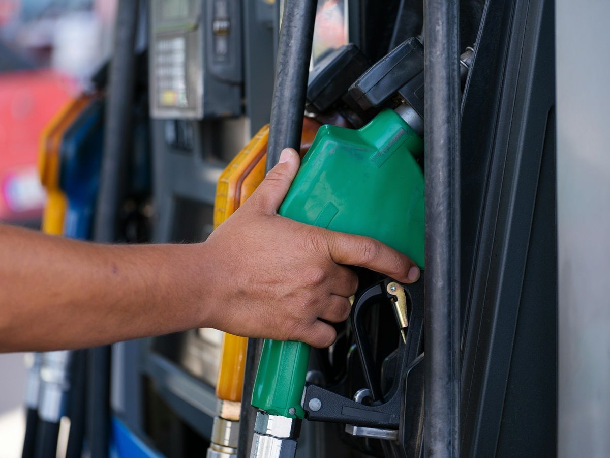 Una persona repostando combustible