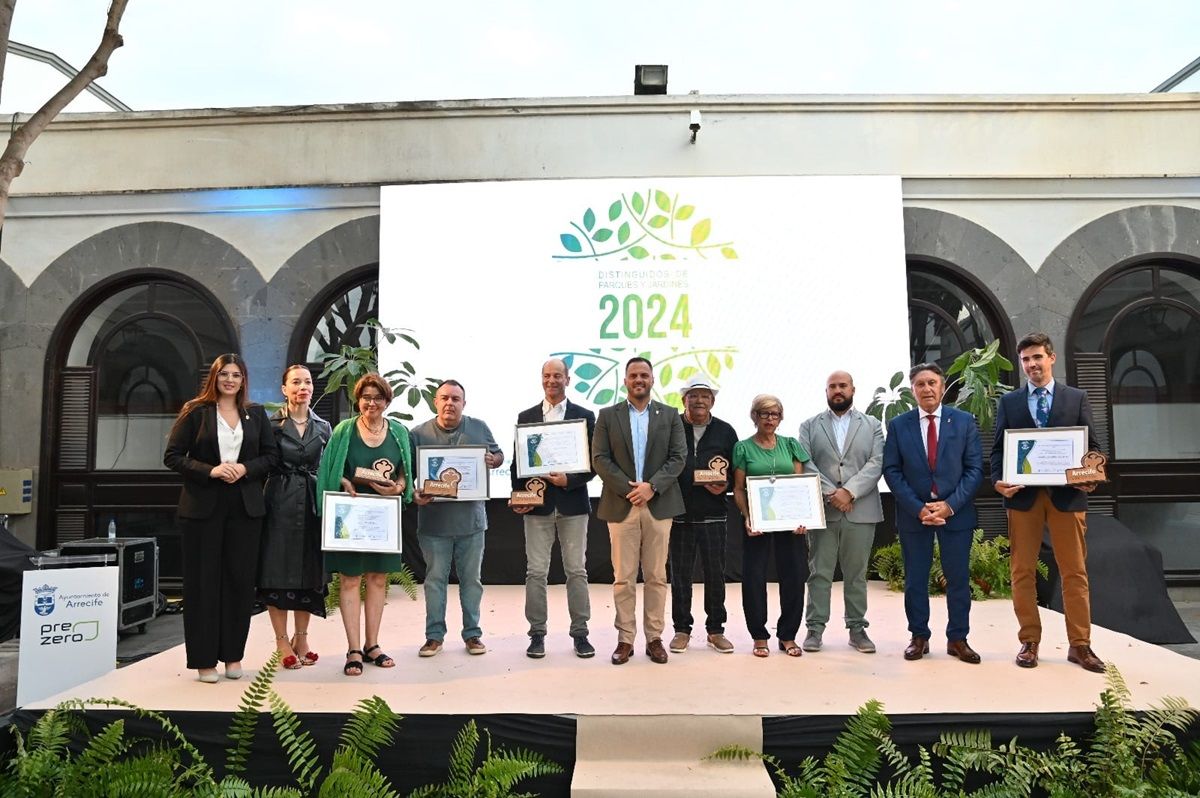 Los galardonados junto al alcalde. y los concejales de Parques y Medio Ambiente, este lunes en La Recova de Arrecife